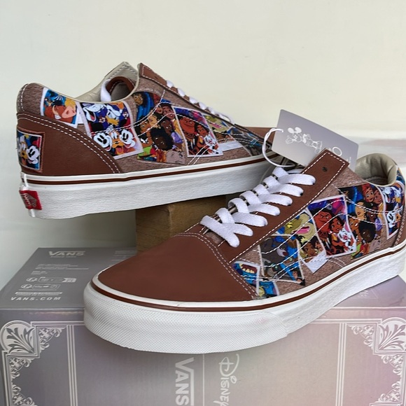 Vans Men’s Old Skool
Disney 100 Scrapbook Multi
VN0005UFBMB
Sneakers - Picture 8 of 16